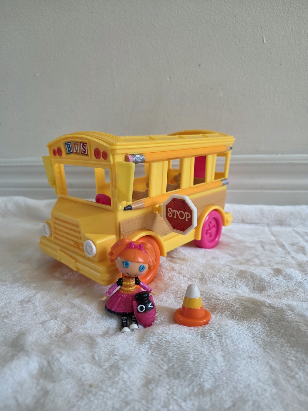 VTG Mini Lalaloopsy Beas School Bus Playset with Bea Spells-a-Lot & Accessories